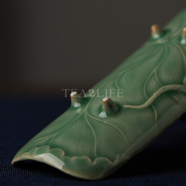Handmade Celadon Tea Scoop with Lotus Pattern Decoration 2 - Tea2Life